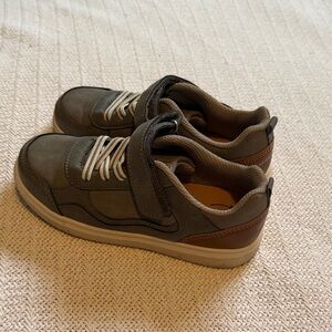 Stride right size 11M boy gray velcro sneaker